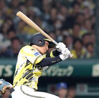 ６回、中前へ同点適時打を放つ近本