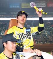 ファンの歓声に応え場内を一周する近本（撮影・立川洋一郎）