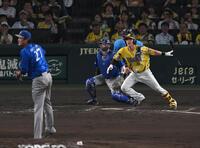 ３回、同点打を放つ伏見（撮影・飯室逸平）