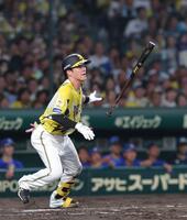 ３回、右前へ同点適時打を放つ伏見（撮影・立川洋一郎）