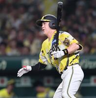 ６回、内野安打を放つ伏見（撮影・田中太一）