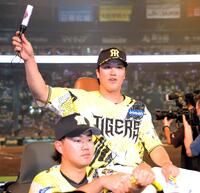ファンの歓声に応え場内を一周する伏見（撮影・立川洋一郎）