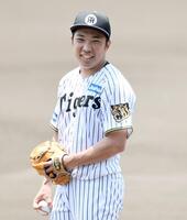 ライブＢＰで笑顔を見せる石井（撮影・田中太一）
