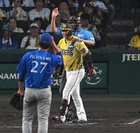 ３回、死球への謝罪をする藤浪（２７）に笑顔で応じる大山（撮影・飯室逸平）