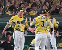 ６回、勝ち越し打を放った大山（３）を笑顔で迎える伏見（撮影・飯室逸平）