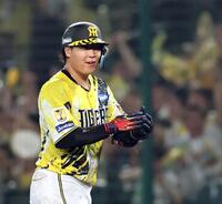 ６回、勝ち越し適時打を放ち手をたたく大山（撮影・田中太一）