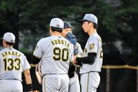 ２回、１点を失い、なおも２死二、三塁のピンチを背負った今朝丸（右端）のもとに久保田２軍投手チーフコーチ（９０）らが集まる