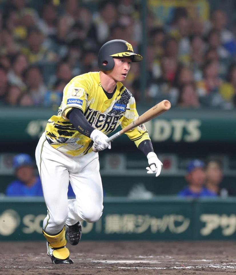 ８回、右翼線へ二塁打を放つ近本（撮影・立川洋一郎） 