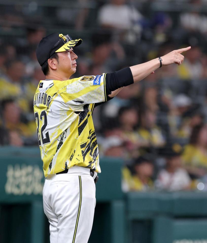 ６回、森下の二ゴロで中野がアウトとの判定にリプレイ検証を求める藤川監督（撮影・立川洋一郎）
