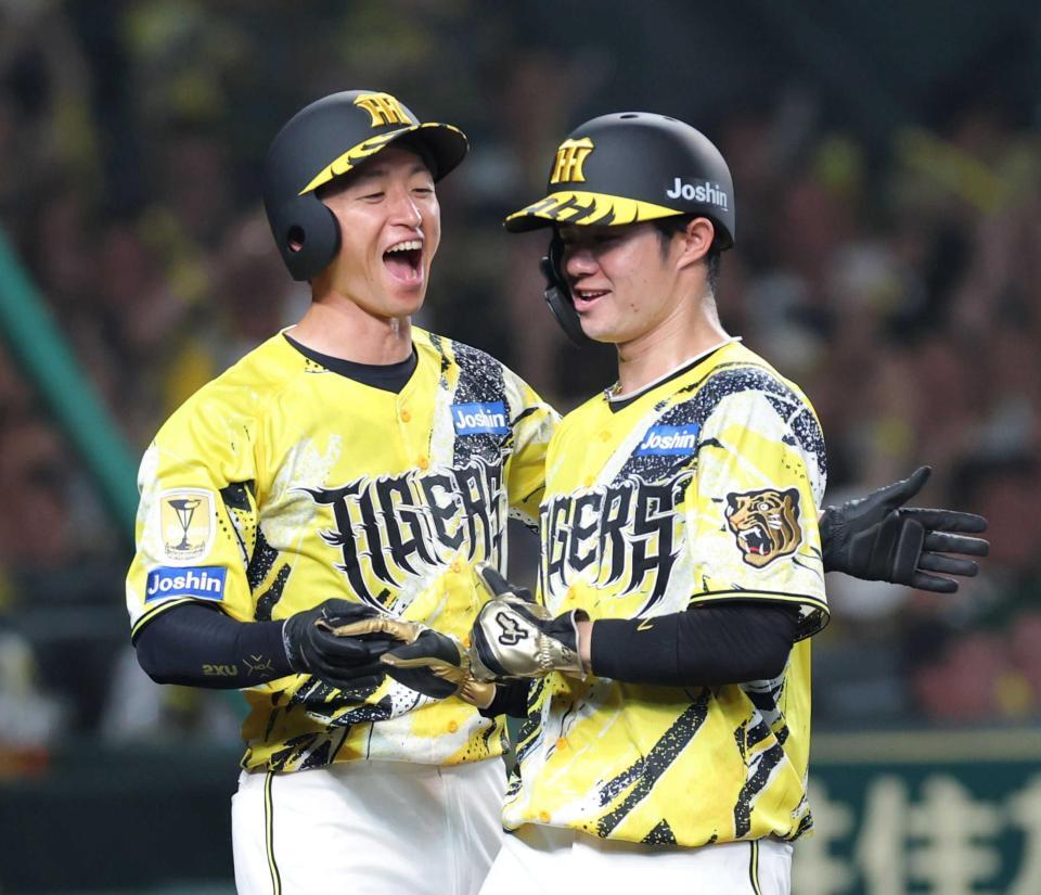 ６回、大山の２点適時打で勝ち越しの生還をし中野（右）と喜ぶ近本（撮影・立川洋一郎）