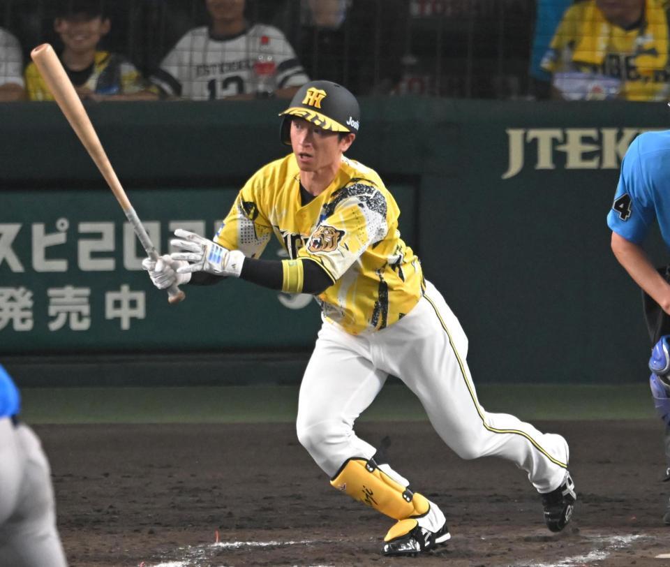 ８回、二塁打を放つ近本（撮影・飯室逸平）
