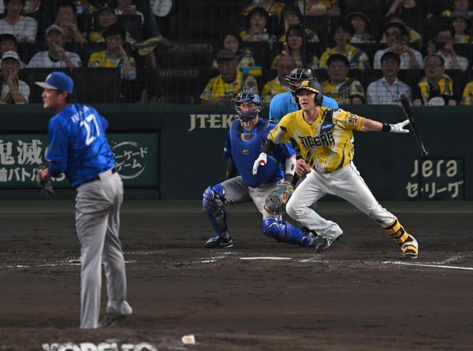 ３回、同点打を放つ伏見（撮影・飯室逸平）