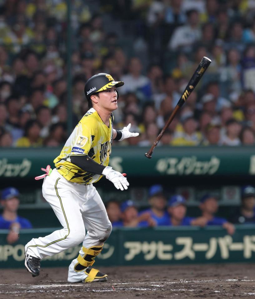 ３回、右前へ同点適時打を放つ伏見（撮影・立川洋一郎）