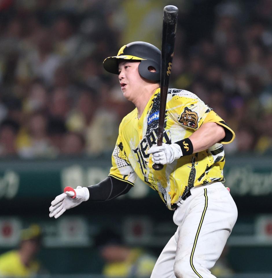 ６回、内野安打を放つ伏見（撮影・田中太一）