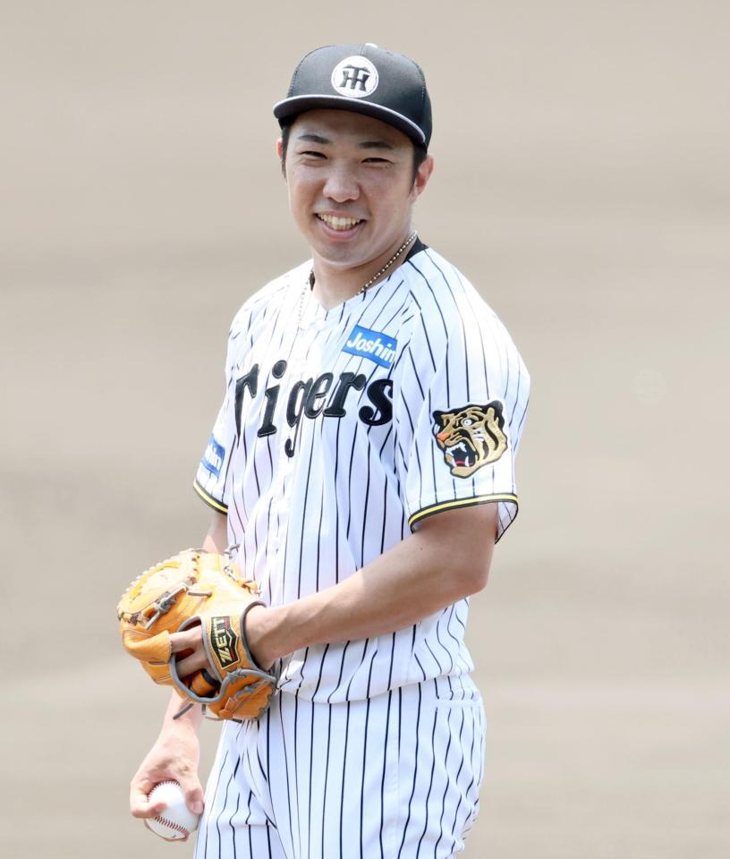ライブＢＰで笑顔を見せる石井（撮影・田中太一）