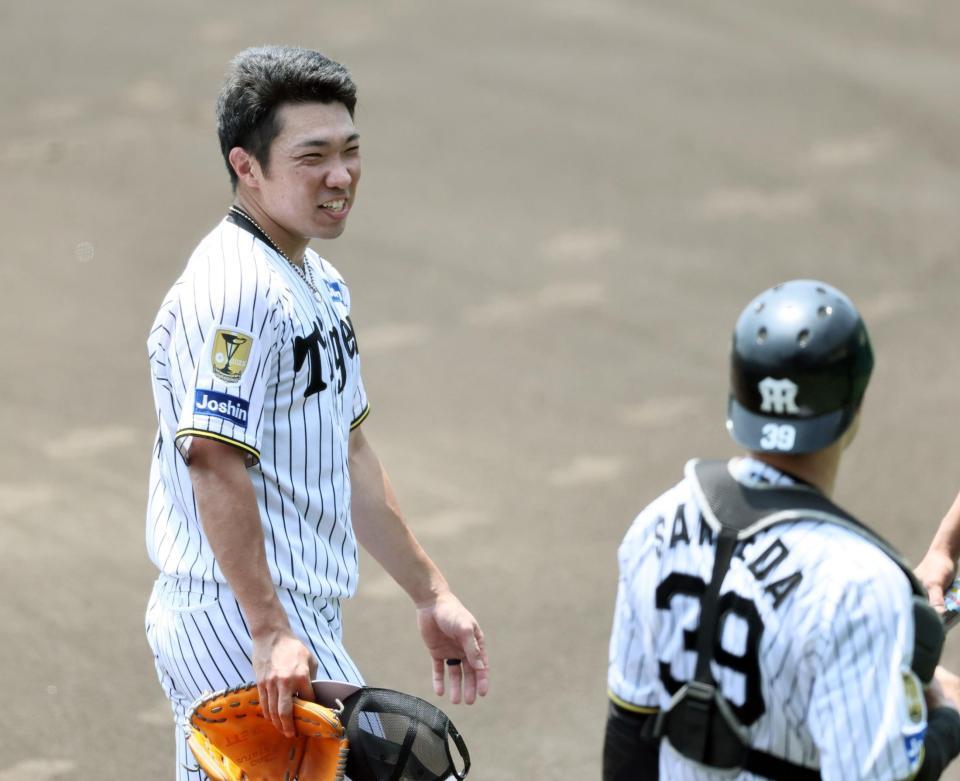 ライブＢＰを終え、阪神・栄枝（右）と話をする石井（撮影・田中太一）