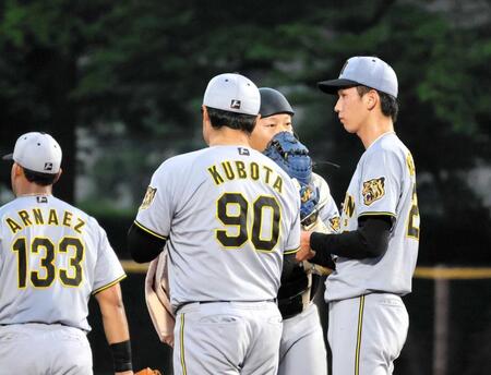 　２回、ピンチを背負い、マウンドに集まる今朝丸（右端）ら＝撮影・藤丸紘生
