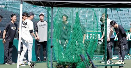 オールスターに選出された巨人の選手からあいさつを受ける藤川監督（２２）＝撮影・西田忠信