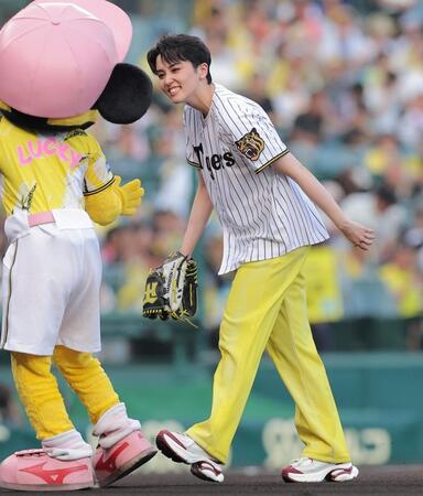 始球式を終え笑顔を見せる暁千星（撮影・西田忠信）