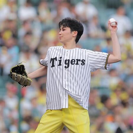 始球式を務める暁千星（撮影・西田忠信）