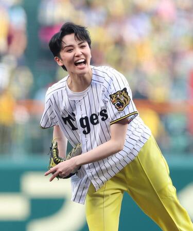 始球式を務める暁千星（撮影・立川洋一郎）
