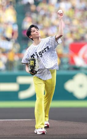 始球式を務める暁千星（撮影・立川洋一郎）