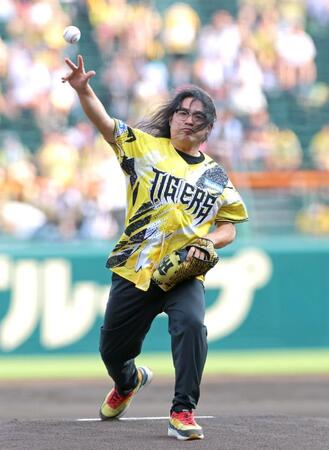 ファーストピッチセレモニーを務めるロッチ・中岡創一（撮影・立川洋一郎）