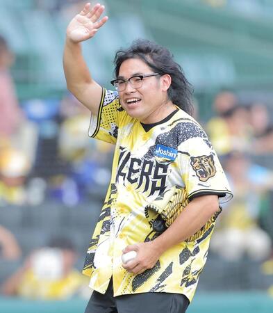 ファーストピッチセレモニーを終えスタンドに手を振るロッチ・中岡（撮影・西田忠信）