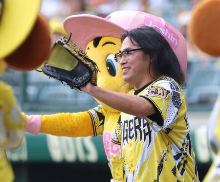 ファーストピッチセレモニーへ向かうロッチ・中岡創一（撮影・立川洋一郎）