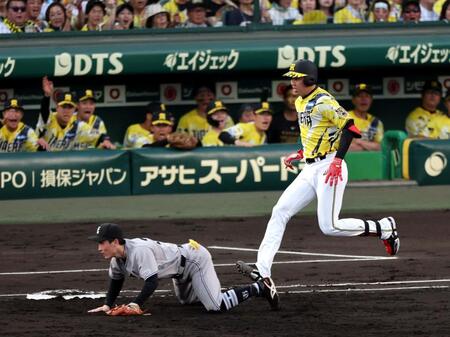 ２回、送りバントを決め一塁へ向かう才木。ウィットリーが一塁へ悪送球し先制する（撮影・山口登）