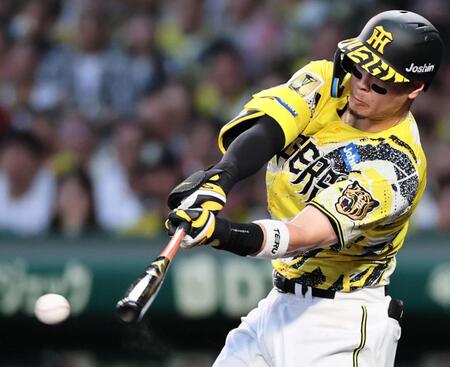 ３回、右前へ安打を放つ佐藤輝（撮影・田中太一）
