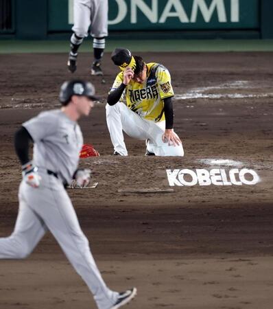 ９回、才木はダルベックに逆転２ランを許す（撮影・山口登）