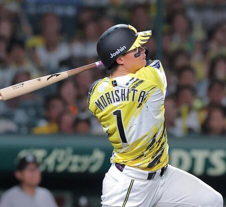 ９回、同点犠飛を放つ森下（撮影・西田忠信）