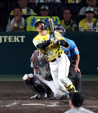 ９回、同点犠飛を放つ森下（撮影・山口登）