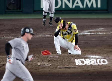 ９回、才木はダルベックに逆転２ランを許す（撮影・山口登）