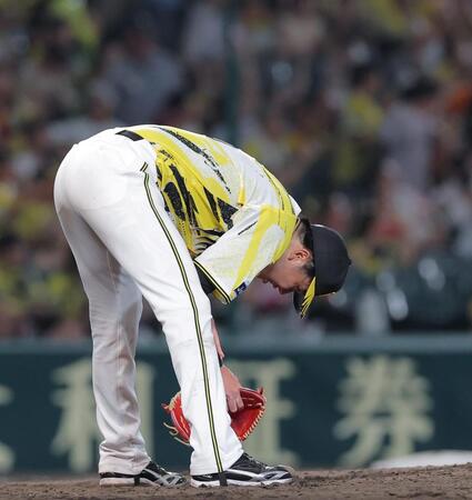 ９回、ダルベックに逆転２ランを浴びうなだれる才木（撮影・西田忠信）