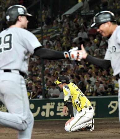 ９回、ダルベックに逆転２ランを浴び、うなだれる才木（撮影・田中太一）