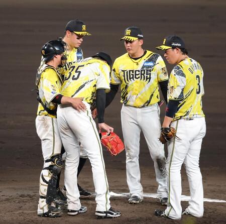 ９回、ダルベックに逆転２ランを浴び肩を落とす才木（３５）のもとに集まる阪神ナイン（撮影・立川洋一郎）