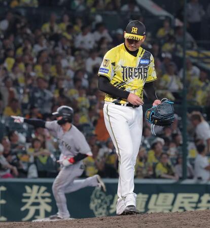 １０回、小浜に勝ち越し２ランを浴びた岩崎（撮影・西田忠信）