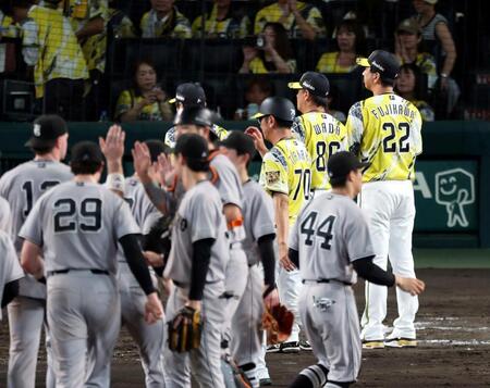 巨人に敗れ、ベンチを出て整列する藤川監督ら阪神ナイン（撮影・山口登）