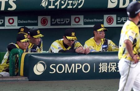 巨人に敗れ、ベンチでうつむく才木（中央）＝撮影・山口登