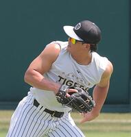 外野で捕球練習をする前川（撮影・西田忠信）