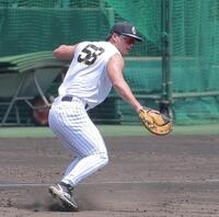 一塁でノックを受ける前川（撮影・西田忠信）