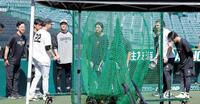 オールスターに選出された巨人の選手からあいさつを受ける藤川監督（２２）＝撮影・西田忠信