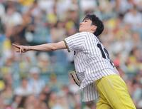 始球式を務める暁千星（撮影・西田忠信）