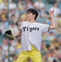 始球式を務める暁千星（撮影・西田忠信）