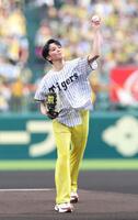 始球式を務める暁千星（撮影・立川洋一郎）