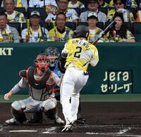 ２回、死球を受ける梅野（撮影・山口登）