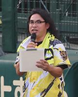 選手紹介するロッチ中岡（撮影・山口登）