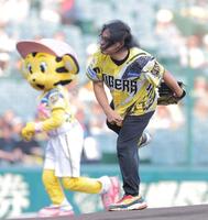 ファーストピッチセレモニーに登場したロッチ・中岡（撮影・西田忠信）